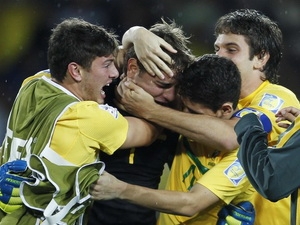 Các cầu thủ Brazil ăn mừng chiến thắng.