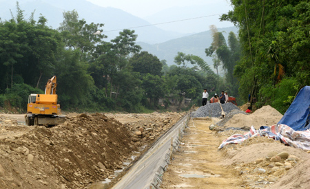 UBND huyện Trạm Tấu đã phê duyệt phương án giải phóng mặt bằng công trình kè chống sạt lở bảo vệ vực suối Tung Hát...