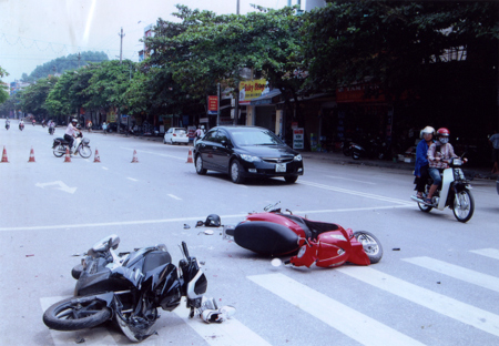 Hiện trường một vụ tai nạn giao thông tại ngã tư Km 4 (phường Đồng Tâm, thành phố Yên Bái). (Ảnh: Đức Thành)