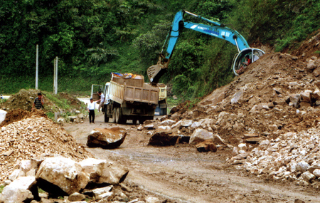 Thi công chống sạt lở bảo đảm giao thông trước mùa mưa lũ trên quốc lộ 32 khu vực đèo Khau Phạ, Mù Cang Chải.
(Ảnh: Huy Văn)