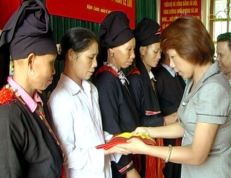 Bà Lò Thị Liên -  Chủ tịch Hội LHPN huyện Văn Chấn trao cờ Tổ quốc cho hội viên phụ nữ xã Nậm Lành nhân dịp các hoạt động hướng tới các ngày lễ lớn.