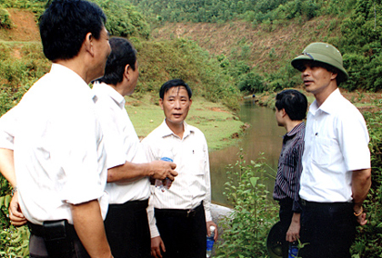 Lãnh đạo huyện Yên Bình và xã Cảm Nhân kiểm tra công trình thuỷ lợi Đát Hùng.