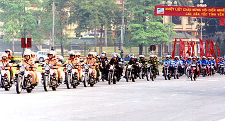 Các lực lượng  tham gia diễu hành trong lễ ra quân