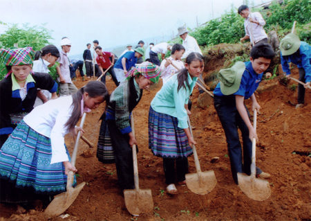 Thanh niên tình nguyện và bà con nhân dân mở đường tại bản Đá Đen xã Nậm Có, huyện Mù Cang Chải.
(Ảnh: Hương Trang)