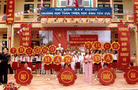 Thầy và trò Trường THCS Hán Đà trong buổi lễ công nhận Trường chuẩn quốc gia.
