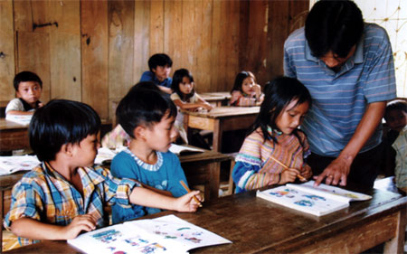 Giờ học tiếng Việt của các em học sinh tiểu học xã vùng cao Nà Hẩu, Văn Yên.
(Ảnh: Thanh Miền)