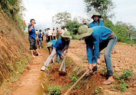 Tuổi trẻ toàn tỉnh đã mở mới và sửa chữa trên 300 km đường giao thông nông thôn, hàng trăm km kênh, mương nội đồng... (Ảnh: Hoài Văn)