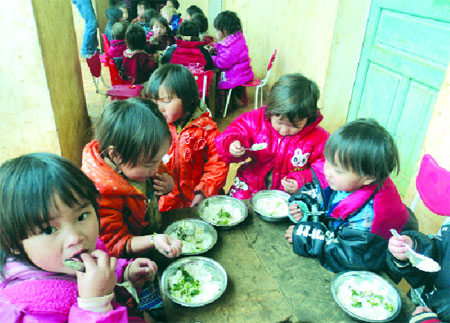 Giờ ăn trưa của các cháu lớp mầm non ở Tà Xi Láng.