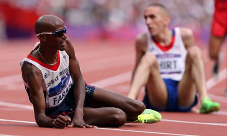 “Chàng trai vàng” ở môn điền kinh cự li dài Mo Farah của Vương quốc Anh nghỉ mệt sau khi vượt qua vòng loại 5000 mét nam.