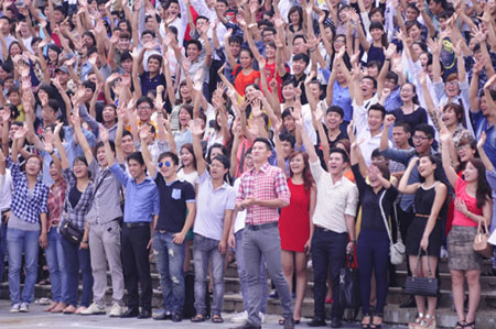 Huy Khánh cùng các thí sinh hào hứng với Vietnam Idol 2012.