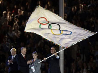 Nghi thức cuối cùng của London 2012 chính là màn trao lá cờ Olympic từ tay thị trưởng London Boris Johnson sang tay thị trưởng Rio de Janeiro Eduardo Paes.