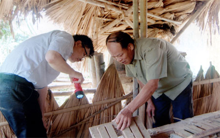 Bệnh binh Phạm Thanh Phúc ở thôn 5, xã Mậu Đông (Văn Yên) người đứng thứ 2 bên phải nuôi rắn đem lại hiệu quả kinh tế cao.
