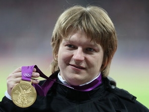 IOC đã tước chiếc huy chương vàng Olympic mà Ostapchuk giành được hôm 6/8.
