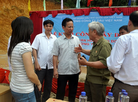 Đồng chí Nguyễn Lâm Thắng (người đeo kính) - Chủ tịch UBND thành phố gặp gỡ, nói chuyện với nhân dân khu dân cư Yên Ninh, phường Yên Ninh.