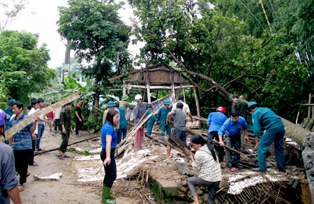 Xã Thanh Lương huy động lực lượng 4 tại chỗ giúp gia đình anh Nguyễn Văn Hải bị bão làm đỗ nhà.
