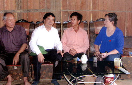 Đồng chí Hoàng Xuân Nguyên - Phó chủ tịch UBND tỉnh thăm gia đình anh Lý Kim Thắng - thôn Tặc Tè, xã Nậm Lành (Văn Chấn) đã ổn định cuộc sống sau khi hạ sơn.
