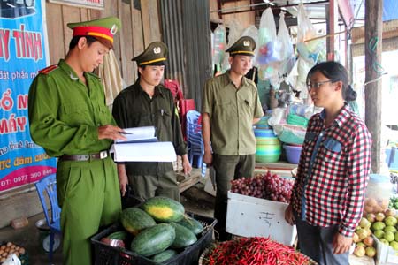 Công an Tú Lệ nhắc nhở các hộ kinh doanh tuân thủ quy định đảm bảo an toàn giao thông tại khu trung tâm xã.
