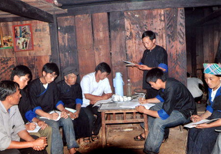 Một buổi sinh hoạt của Chi bộ thôn Háng Sung, xã La Pán Tẩn.