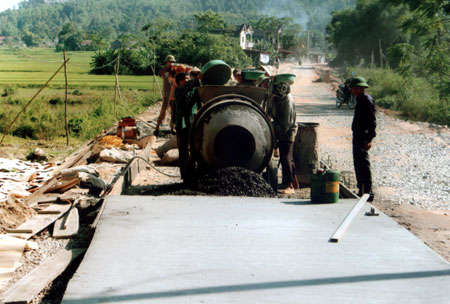 Các đơn vị thi công đẩy nhanh tiến độ thi công tuyến đường Khánh Hòa - Minh Xuân (Lục Yên).
(Ảnh: Quang Thiều)
