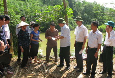 Đồng chí Nguyễn Văn Pha thăm hỏi tặng quà các gia đình bị sập hoàn toàn nhà ở tổ 5, thị trấn Yên Bình.