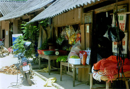 Hầu hết các dịch vụ buôn bán tại thôn Làng Vầu là của người nơi khác đến.