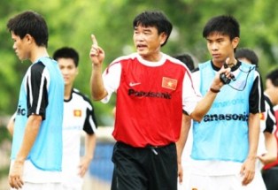 HLV Phan Thanh Hùng (đỏ) có nhiệm vụ nặng nề AFF Cup 2012.