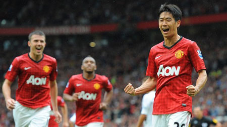 Kagawa ăn mừng bàn thắng đầu tiên của anh tại Premier League