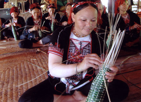 Phụ nữ Dao xã Phan Thanh (Lục Yên) học nghề mây tre đan.
(Ảnh: Minh Tuấn)