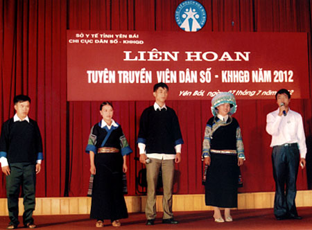 Phần thi của Đội Mù Cang Chải trong Liên hoan tuyên truyền viên DS/KHHGĐ năm 2012.