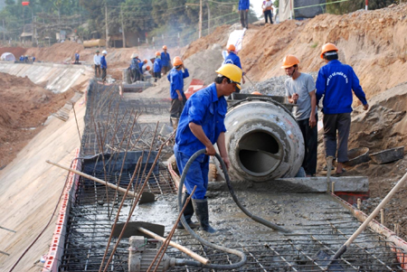 Nhiều doanh nghiệp đang nợ đọng BHXH ảnh hưởng đến quyền lợi của người lao động. (Ảnh minh họa)