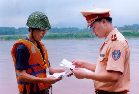 Công an huyện Trấn Yên kiểm tra đăng ký, đăng kiểm của chủ phương tiện tại bến đò ngang ở thị trấn Cổ Phúc.
