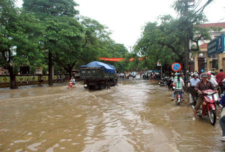 Trận mưa ban đêm và lúc 6 giờ sáng 17/8 đã làm đoạn đường Yên Ninh, thành phố Yên Bái ngập sâu. (Ảnh: Đức Toàn)