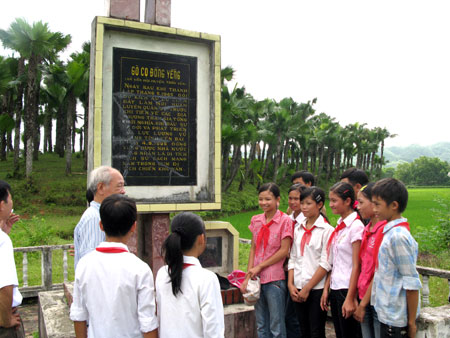 Học sinh Trường trung học cơ sở Vân Hội (Trấn Yên) thăm quan Di tích lịch sử Gò Cọ Đồng Yếng.