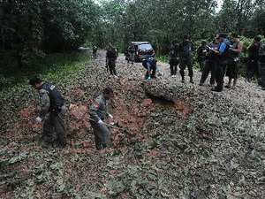 Binh sỹ rà phá bom mìn Thái Lan điều tra tại hiện trường vụ nổ bom ở quận Rueso, tỉnh Narathiwat ngày 1/8.