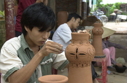 Học nghề làm gốm tại Phù Lãng (Bắc Ninh).Ảnh: Bảo Lâm