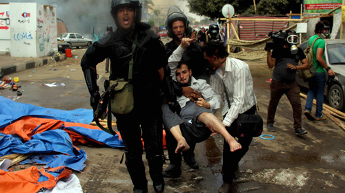 Thế đối đầu căng thẳng tại Ai Cập giữa 1 bên là cảnh sát và quân đội với 1 bên là những người biểu tình thuộc Tổ chức Anh em Hồi giáo (ảnh: AFP)
