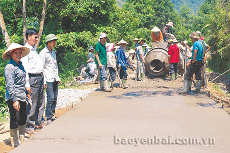 Nhân dân Thượng Bằng La tham gia phong trào bê tông hóa đường giao thông nông thôn.
