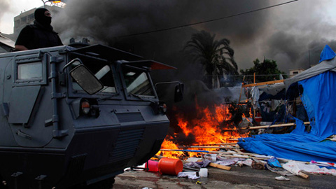 Xe bọc thép của quân đội giải tán biểu tình ở Ai Cập (Ảnh: AFP)