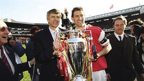 Adams (phải) mơ được dẫn dắt Arsenal thay Wenger.
