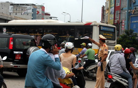 Một cảnh sát giao thông đang phân làn giao thông

