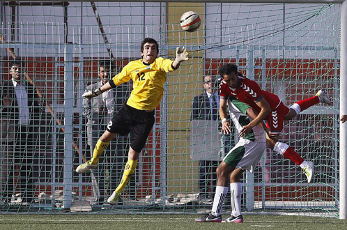 Một pha bóng trong trận Afghanistan đá bại Pakistan 3-0