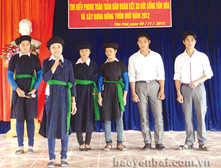 Các thí sinh tham gia Hội thi tìm hiểu phong trào “Toàn dân đoàn kết xây dựng đời sống văn hóa và nông thôn mới xã Yên Phú, năm 2012.
