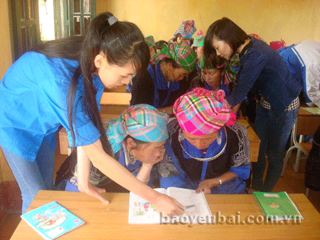 Đoàn viên thanh niên Trường Cao đẳng Sư phạm Yên Bái tham gia xóa mù chữ cho bà con tại xã La Pán Tẩn (Mù Cang Chải).
