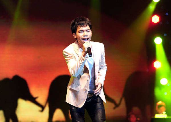 Quán quân VN Idol 2012 Yasuy trong chương trình BHYT tháng 8. 
