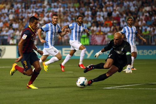 Alexis Sanchez đối đầu cùng thủ môn Caballero (Malaga)
