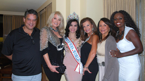 Bà Kim Hồng cùng thành viên Ban giám khảo cuộc thi Mrs America 2013