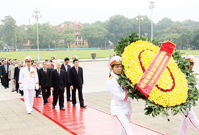 Các đồng chí lãnh đạo Đảng, Nhà nước đặt vòng hoa và vào lăng viếng Chủ tịch Hồ Chí Minh.