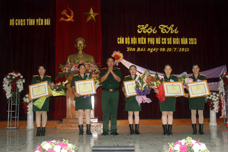 Bộ CHQS tỉnh trao giải thưởng cho các tập thể và cá nhân có thành tích cao trong Hội thi.
