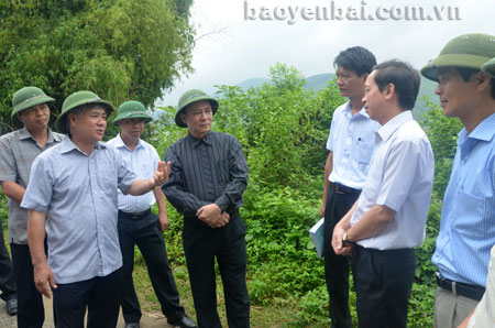 Các đồng chí lãnh đạo Tỉnh ủy, UBND tỉnh khảo sát thực địa tuyến đường Yên Thế - Vĩnh Kiên.
