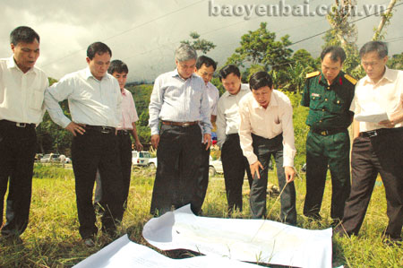 Các đồng chí lãnh đạo tỉnh, các ngành và ngành tài nguyên - môi trường kiểm tra quy hoạch Cụm công nghiệp Nậm Búng (Văn Chấn). (Ảnh: Đức Toàn)
